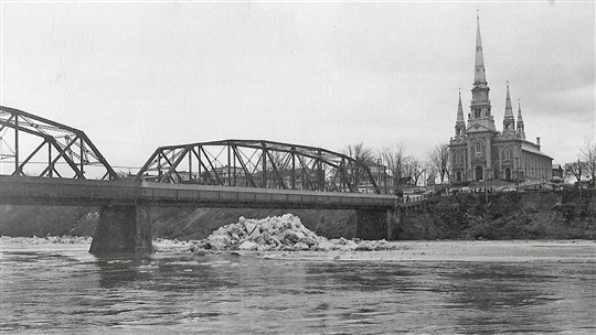 Nouvelles images des panneaux coupe-vent de l'ancien pont de fer