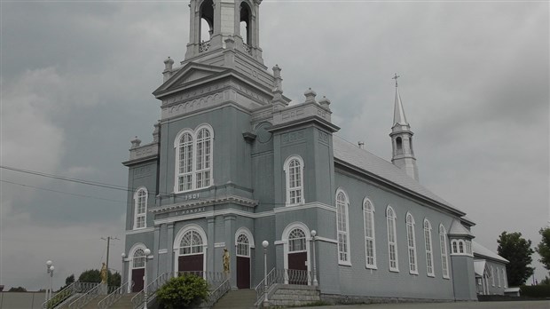 Normand DeLessard fait une visite de l'église de St-Honoré