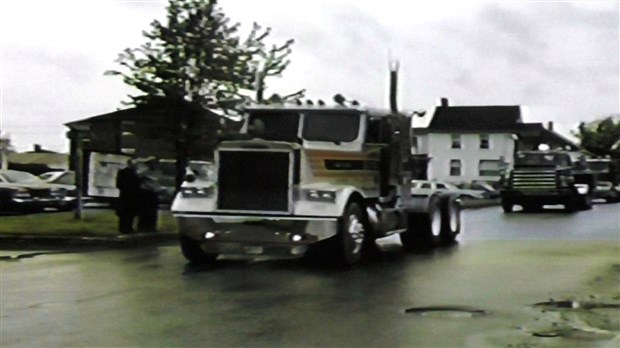Normand DeLessard présente une parade à la Guadeloupe en 1986