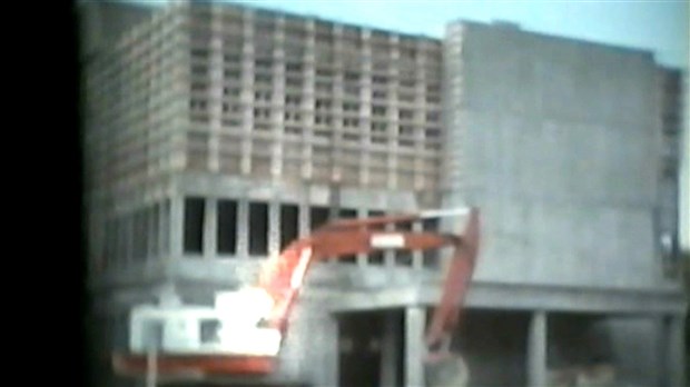 Normand DeLessard présente la construction de l'urgence de l'hôpital de Saint-Georges