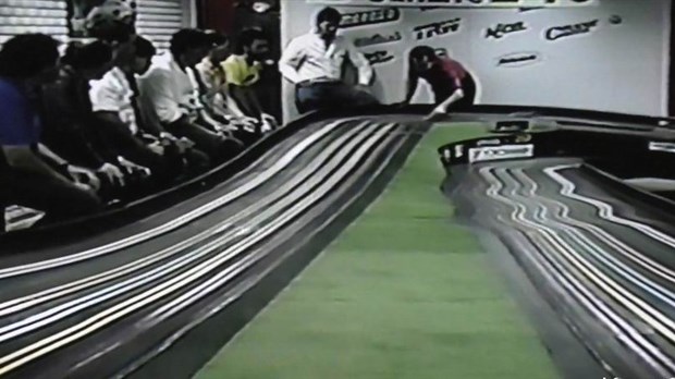 Normand DeLessard présente des souvenirs de la petite piste de course téléguidée de Saint-Georges