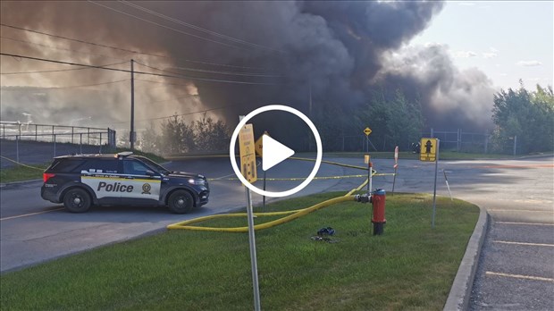 Beauceville : important incendie de pneus chez Royal Mat
